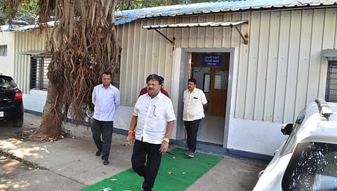 नाशिक: चौकशीनंतर शहर गुन्हे शाखेच्या कार्यालयातून बाहेर पडताना विनायक पांडे.(छाया : हेमंत घोरपडे)