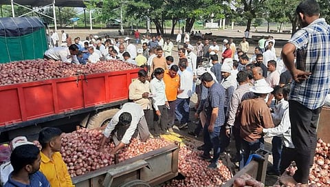 Nashik Onion News : कांद्याचा साडेचार हजाराला स्पर्श, सणासुदीत शेतकऱ्यांना दिलासा