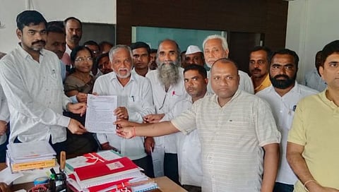 नाशिक : दुष्काळात होरपळणाऱ्या शेतकऱ्याला दिलासा द्यावा ; तहसीलदारांना निवेदन