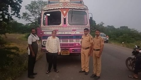 Dhule : साक्री बाजार समितीच्या भरारी पथकाचा दणका ; विनापरवाना कापूस खरेदी करणाऱ्यांवर कारवाई