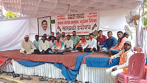 नाशिक : साखळी उपोषणास बसलेले सकल मराठा समाजबांधव.