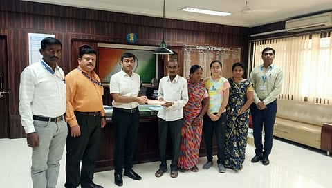 Dhule News : शहीद जवानाच्या कुटुंबियांना जिल्हाधिकारी अभिनव गोयल यांच्या हस्ते धनादेश वितरीत