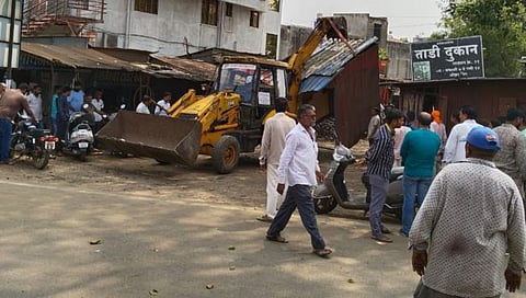 ओझर नगरपरिषद हद्दीतील ‘त्या’ अतिक्रमणावर अखेर हातोडा