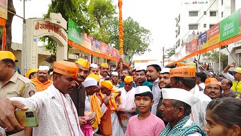 सप्तशृंगी गडाच्या शिखरावर फडकला कीर्तिध्वज, 500 वर्षांची परंपरा