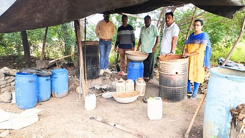 मालेगाव एक्साईजचे छापासत्र, तिघांना अटक