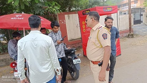 सिडको : अंबड औद्योगिक वसाहतीत युवकांची चौकशी करताना पोलिस.