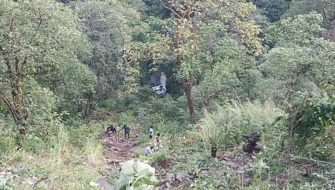 Nashik News : 300 फूट खोल दरीत कोसळला आयशर, दोन जण जागीच ठार