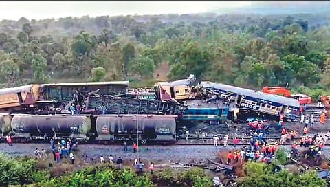 Andhra train accident : लोको पायलटने सिग्नल दुर्लक्षिल्याने 2 गाड्यांची टक्कर