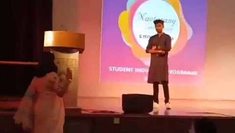 महाविद्यालयात ‘जय श्री राम’ घोषणा दिल्याने स्टेजवरुन खाली उतरवणारे प्राध्यापक निलंबित; गाझियाबादमधील घटना