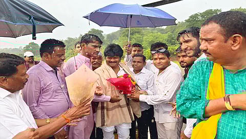 खेडमध्ये आमदार गोपीचंद पाडळकर यांचे हेलिकॉप्टर सापडले वादळात