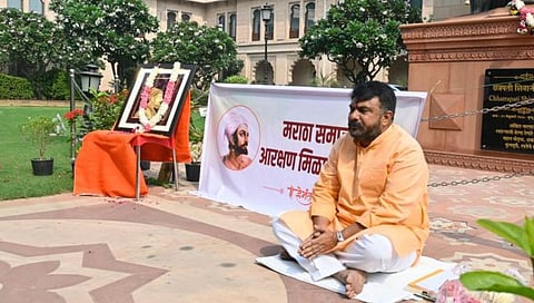 Maratha Reservation : मराठा आरक्षणासाठी दिल्लीत लाक्षणिक उपोषण; महाराष्ट्र सदनाबाहेर हेमंत पाटील यांचे मौनव्रत