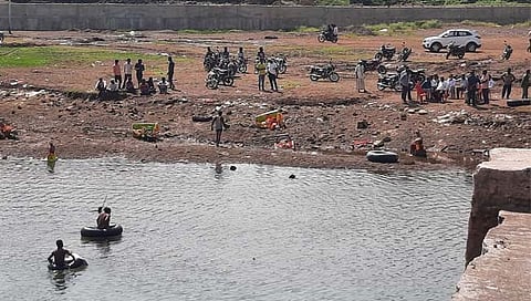 नाशिक: लोहोणेर येथील गिरणा नदीपात्रात ड्रग शोधण्यासाठी मुंबई पोलीस दाखल