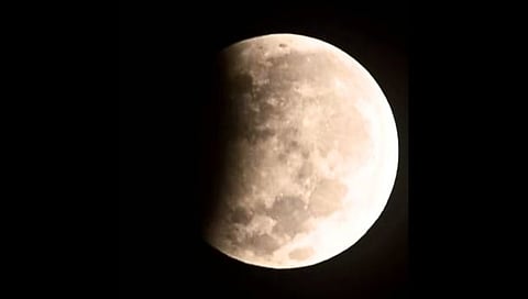 Lunar Eclipse : कोजागिरी पोर्णिमेला वर्षातील शेवटचे चंद्रग्रहण; जाणून घ्या वेळ