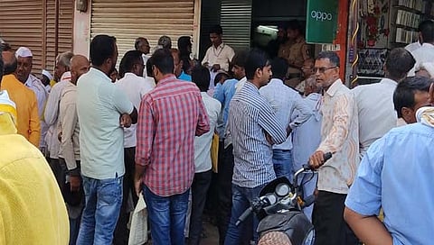 परभणी : मानवतला ज्ञानराधा सोसायटीसमोर ठेवीदारांची मोठी गर्दी, ठेवींबाबत अफवांना उधाण