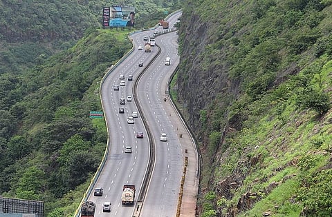 महत्त्वाची बातमी ! मुंबई -पुणे एक्सप्रेस वे आज इतक्या वेळेसाठी राहील बंद