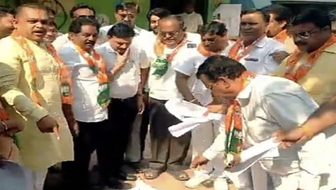 जळगाव : वाढीव कर पत्रकाची होळी करून पालिका प्रशासनाचा निषेध