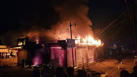 Nashik News: लासलगाव येथील टपरी मार्केट आगीत भस्मसात