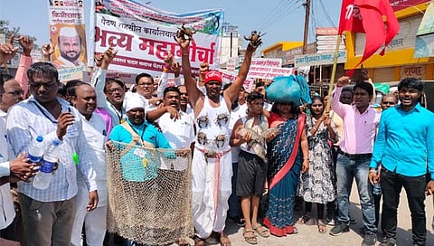 छ.संभाजीनगर: पैठण तहसील कार्यालयावर मच्छीमारांचा मोर्चा