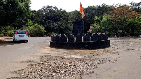 Pawankhind: पावनखिंडीतील दगडी बांधकाम निखळले, डागडुजीची मागणी