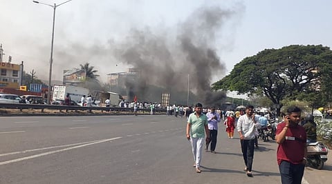 Pune Maratha Reservation : मराठा आरक्षणाची धग पुण्यालाही; नवले ब्रिजवर टायर जाळले, वाहतूक ठप्प