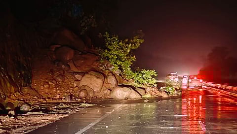 रायगड : मुंबई-गोवा राष्ट्रीय महामार्गावर दरड कोसळल्याने प्रशासन अलर्ट मोडवर