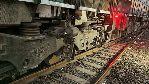 परभणी : पुर्णेत रेल्वे मालगाडीचे डिझेल इंजिन रुळावरुन घसरले, मोठा अनर्थ टळला