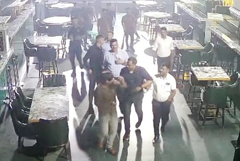 पुण्यातील राजा बहादूर मिलमध्ये एक्साईजच्या अधिकार्याचा राडा