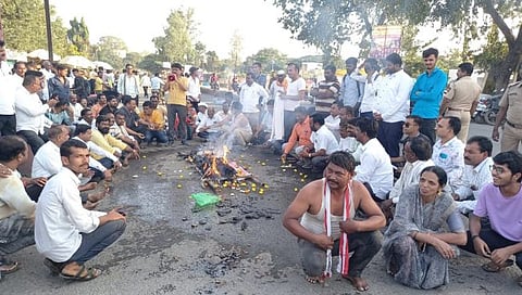छत्रपती संभाजीनगर : कन्नड शहरात मराठा समाजाकडून राज्य सरकारची अंत्ययात्रा