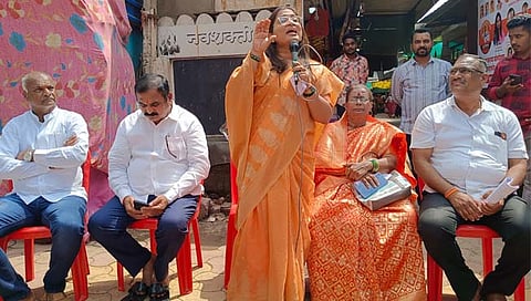 खोटी आश्वासने देणाऱ्या सरकारला खाली खेचा: संजना धाडी