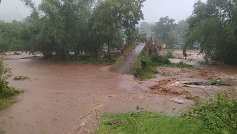 सिंधुदुर्ग : नारूर परिसरात ढगफुटी सदृश्य; साकव कोसळल्याने तीन वाड्यांचा संपर्क तुटला