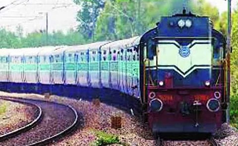 Sinhagad Express : पिंपरी स्टेशनला प्रवाशांची धावपळ; गाडी पकडण्याच्या नादात अनेक प्रवाशी जखमी