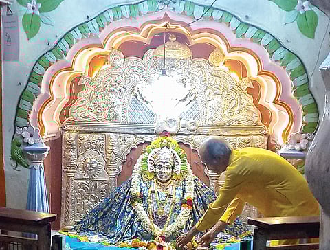 Pune Navratri 2023 : मंडप उभारणी, विद्युत रोषणाई अन् फुलांची सजावट