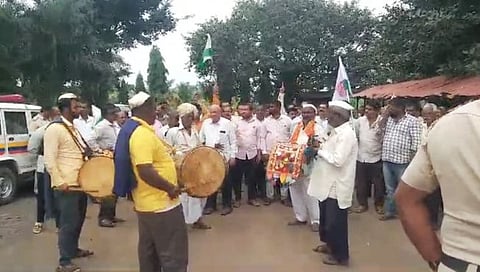 कोल्हापूर : ४०० रूपयांच्या दुसऱ्या हप्त्यासाठी स्वाभिमानीचे ‘ढोल बजाओ’ आंदोलन