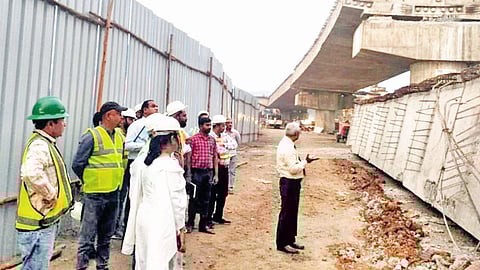 रत्नागिरी : चिपळुणातील कोसळलेल्या पुलाची तज्ज्ञ समितीकडून पाहणी