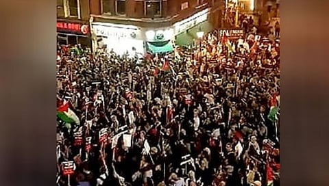 Israel Hamas War : लंडनमध्ये इस्रायल आणि पॅलेस्टिनी समर्थकांमध्ये हाणामारी