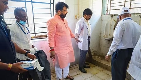 Nanded hospital death | पीएम मोदींचा स्वच्छतेचा संदेश, म्हणून शौचालय साफ केलं, हेमंत पाटील यांचे स्पष्टीकरण