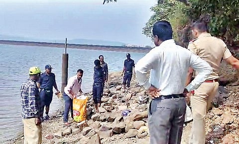 Khadakwasla dam : पुणेकरांच्या जीवाशी खेळ ! खडकवासला धरणात औषधांचा खच