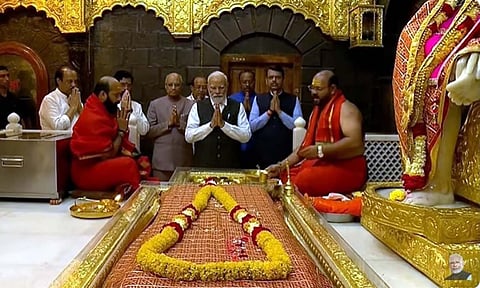 शिर्डीत नमो, नमो…! पंतप्रधान नरेंद्र मोदी साईचरणी लीन