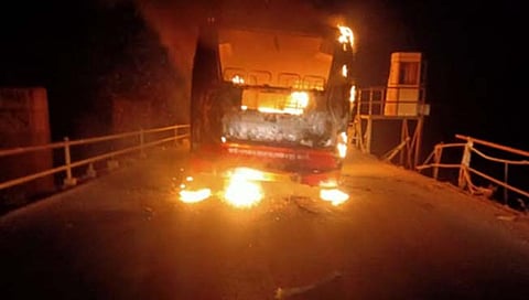 Yavatmal News | विदर्भ- मराठवाड्याच्या सीमेवर एसटी बस पेटवली, ७३ प्रवासी भयभीत