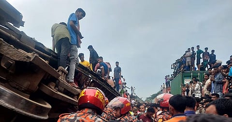 बांगलादेशमध्ये भीषण रेल्वे अपघात झाला आहे. राजधानी ढाकाजवळ दोन ट्रेनची धडक झाली.