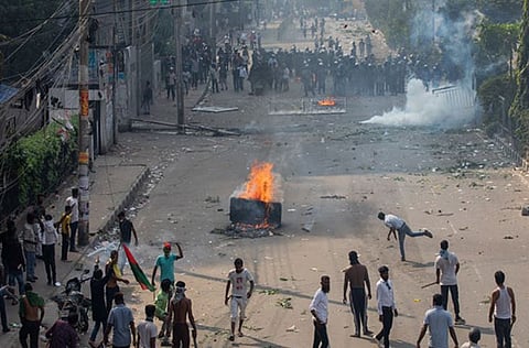 बांगलादेशच्या पंतप्रधान पंतप्रधान शेख हसीना यांच्या राजीनाम्याच्या मागणीसाठी विरोधी पक्षाने काढलेल्या मोर्चाला हिंसक वळण लागले.