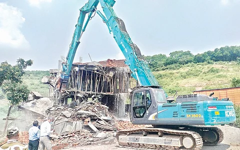 Pune News : पुण्यात तब्बल आठ इमारतींवर हातोडा