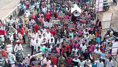 चंद्रपूर: खासगीकरण, कंत्राटीकरणाविरोधात विद्यार्थ्यांची जिल्हाधिकारी कार्यालयावर धडक