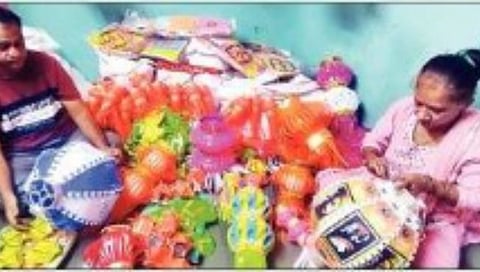 Diwali 2023 : मुंबई : माहीमच्या कंदील गल्लीत आकाश कंदील बनविण्याची लगबग