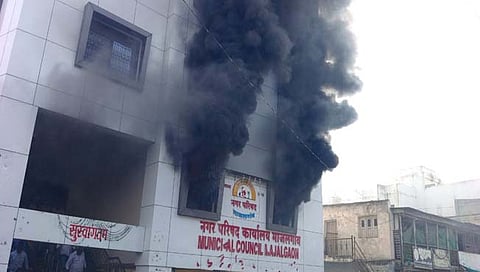 बीड : संतप्त मराठा आंदोलकांनी सोळंके यांच्या घरानंतर माजलगाव नगरपरिषदेलाही लावली आग