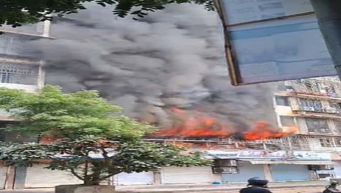 वीणा संतूर इमारतीला भीषण आग