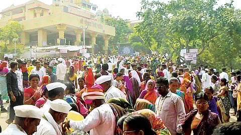 पाथर्डी : मोहटादेवीच्या दर्शनासाठी गर्दी