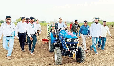 जेव्हा आयुक्त करतात हरभरा पेरणी..! कृषी आयुक्त डॉ. गेडाम यांची ‘ग्रीनअप’ कंपनीस भेट