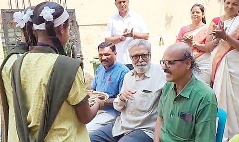 Heramb kulkarni : हेरंब कुलकर्णी यांचे विद्यार्थिनींनी केले स्वागत