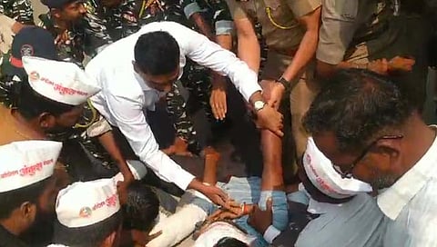 उदगावमध्ये गोकुळच्या सॅटेलाईट सेंटरमध्ये आंदोलक-पोलिसांत झटापट